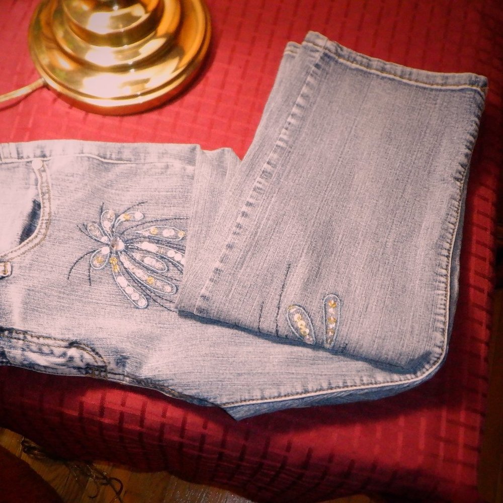 *** CAPRIS *** Funhouse Vintage ~ Size 8 ~ Waist 30 Inches